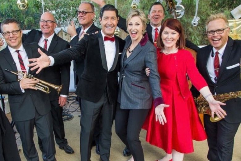 Jane Lynch (middle) poses with Tim Davis (left), Kate Flannery (right), and the band